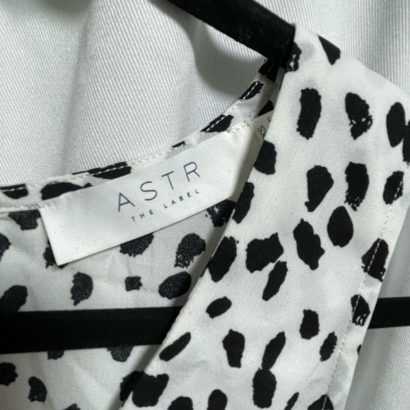 ASTR Sleeveless Blouse - Picture 2 of 3